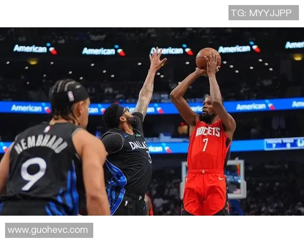火箭队与达拉斯独行侠激战正酣谁能在NBA赛场上笑到最后