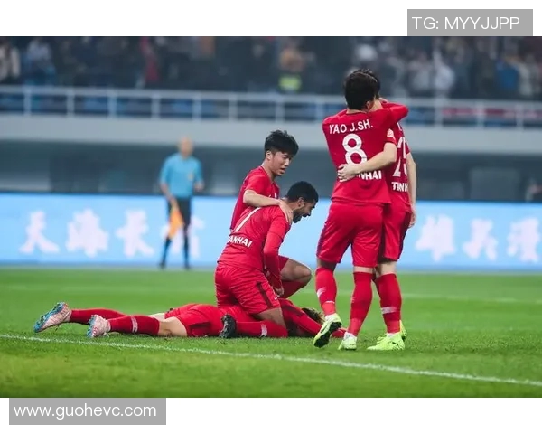 大连人迎战天津天海争夺中超联赛关键三分的激烈对决 大连人迎战天津天海争夺中超联赛关键三分的激烈对决