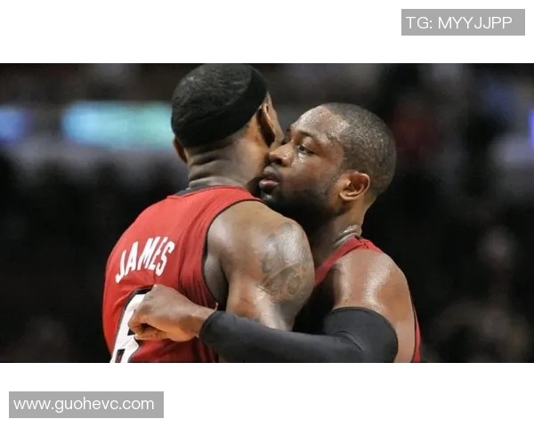 詹姆斯与韦德的传奇对决回顾与篮球友谊的深厚情谊
